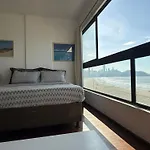 Totalmente De Frente Ao Mar